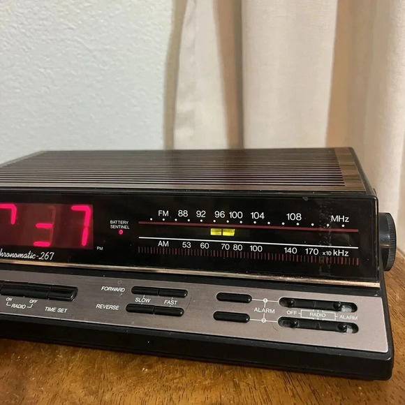 Vintage Realistic Chronomatic 267 AM/FM Alarm Clock Radio 12-1577 Wood Working - Picture 2 of 10